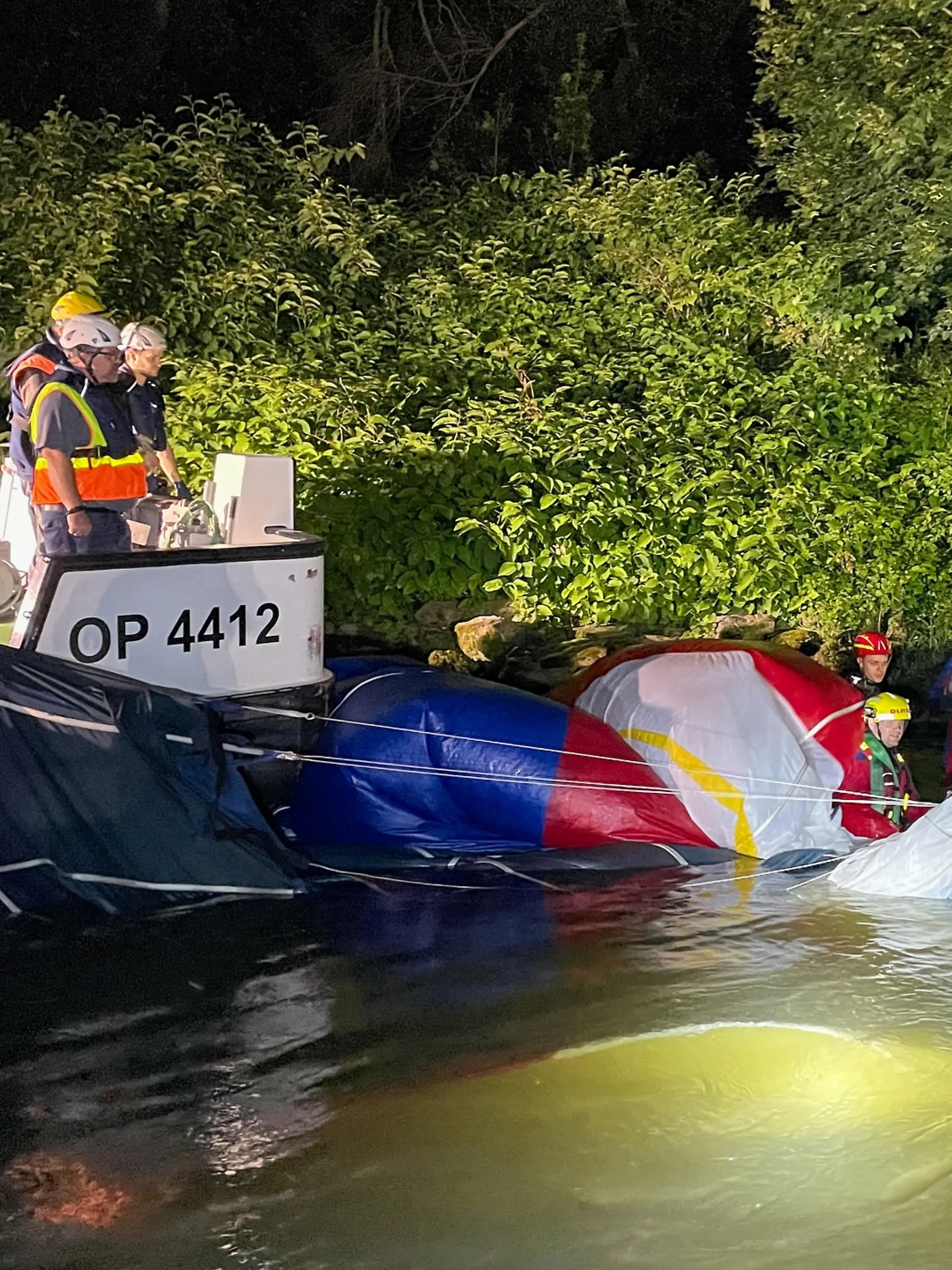 Ein Heißluftballon ist nach einem Unfall während des Flugs in der Donau bei Regensburg notgelandet – mehrere Menschen wurden dabei verletzt. 