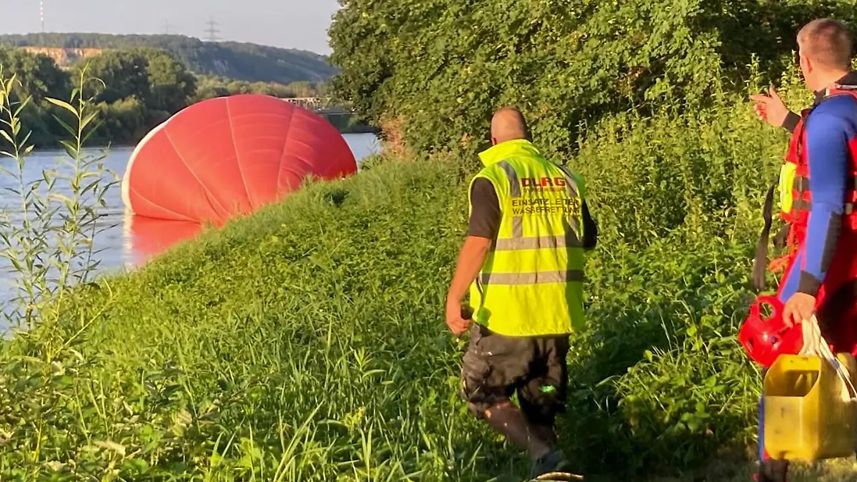 Der ganze Ballon und der Korb landen in der Donau.