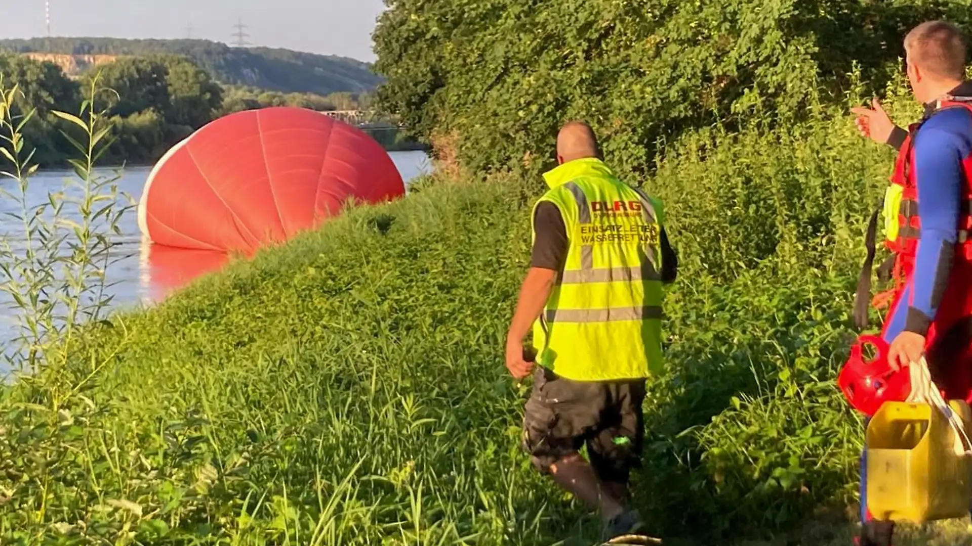 Der ganze Ballon und der Korb landen in der Donau.