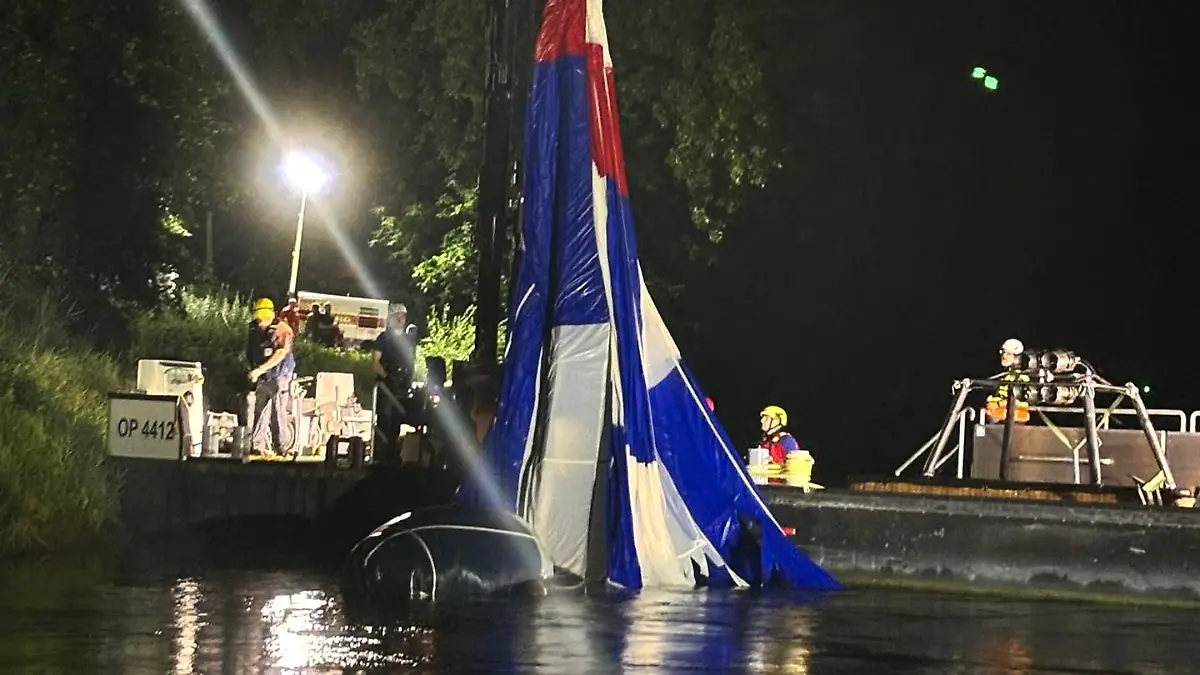 Die DLRG kann den Heißluftballon aus dem Fluss bergen.
