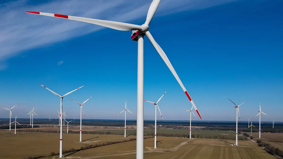ARCHIV - 09.03.2021, Brandenburg, Albertshof: Ein Windpark in Brandenburg. (Luftaufnahme mit einer Drohne). Der Ausbau der Windkraft in Brandenburg geht weiter voran. (zu dpa: «Brandenburg gehört zur Spitze - 21 neue Windräder») Foto: Patrick Pleul/dpa-Zentralbild/dpa +++ dpa-Bildfunk +++