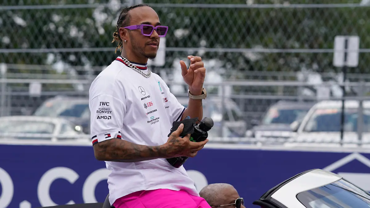 08.05.2022, USA, Miami Gardens: Motorsport: Formel-1-Weltmeisterschaft, Grand Prix von Miami, Rennen: Lewis Hamilton aus Großbritannien vom Team Mercedes nimmt an der Fahrerparade vor dem Rennen teil. Foto: Darron Cummings/AP/dpa +++ dpa-Bildfunk +++
