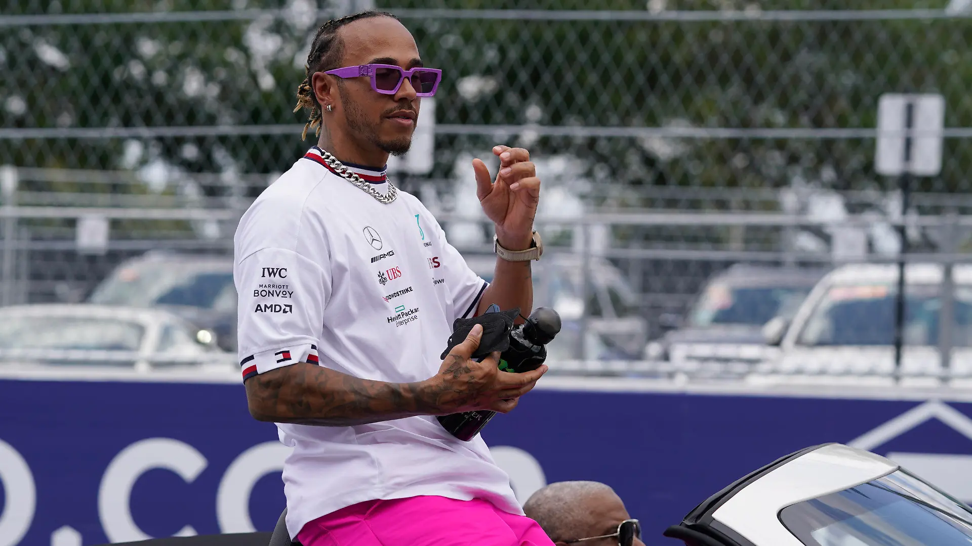 08.05.2022, USA, Miami Gardens: Motorsport: Formel-1-Weltmeisterschaft, Grand Prix von Miami, Rennen: Lewis Hamilton aus Großbritannien vom Team Mercedes nimmt an der Fahrerparade vor dem Rennen teil. Foto: Darron Cummings/AP/dpa +++ dpa-Bildfunk +++