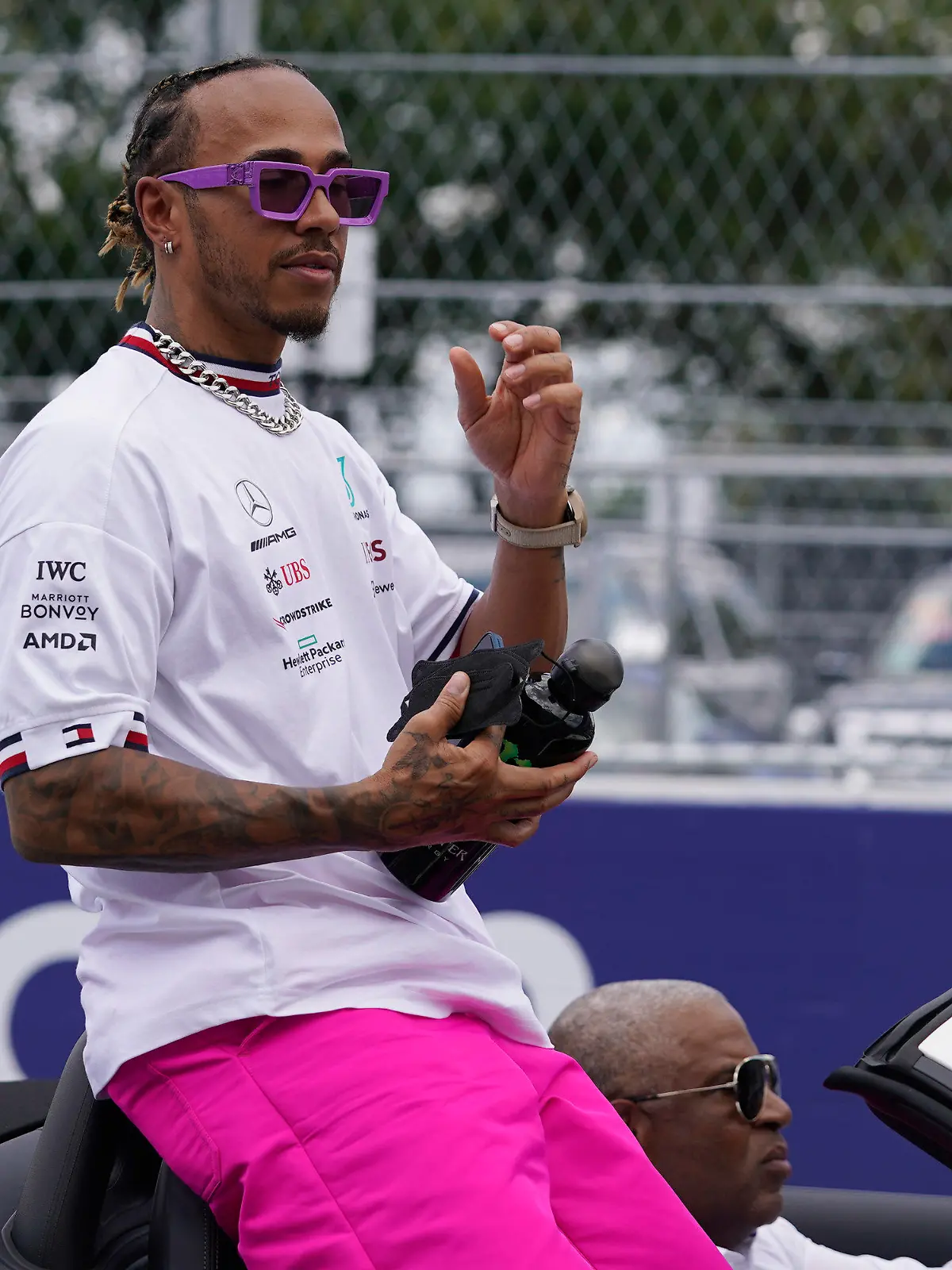 08.05.2022, USA, Miami Gardens: Motorsport: Formel-1-Weltmeisterschaft, Grand Prix von Miami, Rennen: Lewis Hamilton aus Großbritannien vom Team Mercedes nimmt an der Fahrerparade vor dem Rennen teil. Foto: Darron Cummings/AP/dpa +++ dpa-Bildfunk +++