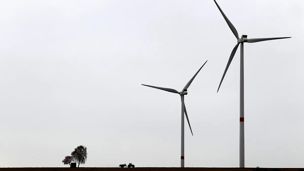 Winzig erscheint am 19.04.2013 ein Traktor mit Anhänger neben zwei Windrädern auf einer Hügelkuppe bei Urspringen (Bayern). Foto: Karl-Josef Hildenbrand/dpa +++(c) dpa - Bildfunk+++