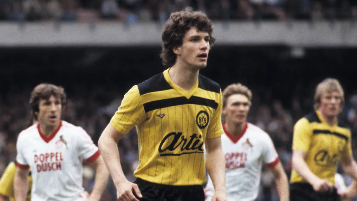 Fussball, Bundesliga, 1983/1984, Muengersdorfer Stadion, 1, FC Koeln gegen Borussia Dortmund 5:2, Spielszene, Michael Zorc (BVB) vorn, dahinter v.l.n.r. Klaus Fischer (FCK), Paul Steiner (FCK), Franz-Josef Tenhagen (BVB), football, Bundesliga, 1983/1984, Muengersdorf Stadium, 1. FC Cologne versus Borussia Dortmund 5:2, scene of the match, Michael Zorc (BVB) ahead, behind f.l.t.r. Klaus Fischer (FCK), Paul Steiner (FCK), Franz-Josef Tenhagen (BVB)