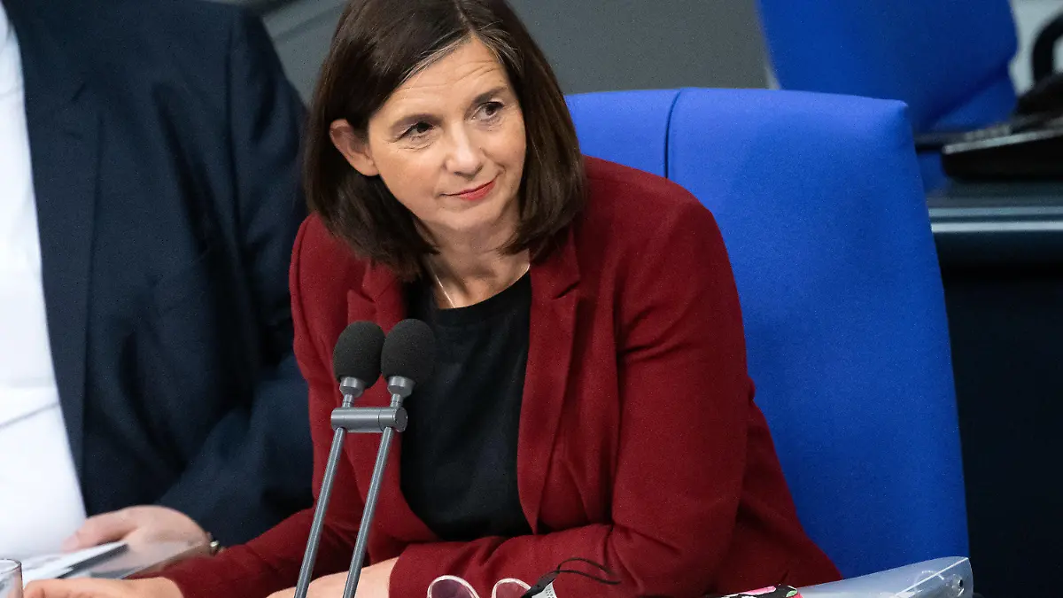 13.01.2022, Berlin: Katrin Göring-Eckardt (Bündnis 90/Die Grünen), stellvertretende Bundestagspräsidentin, sitzt während der dreitägigen Debatte über die Politik der Ampel-Koalition im Bundestag. Foto: Bernd von Jutrczenka/dpa +++ dpa-Bildfunk +++