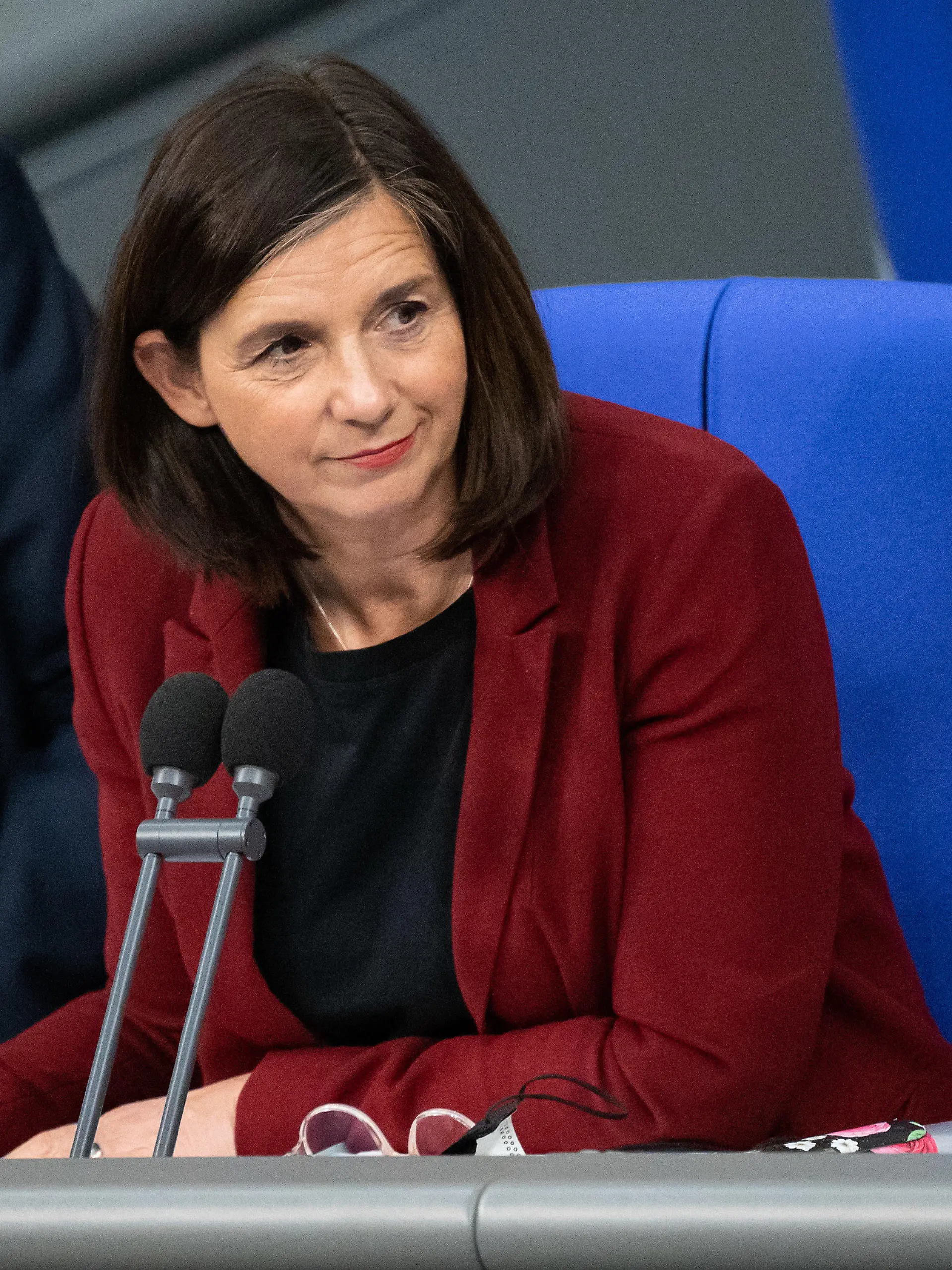 13.01.2022, Berlin: Katrin Göring-Eckardt (Bündnis 90/Die Grünen), stellvertretende Bundestagspräsidentin, sitzt während der dreitägigen Debatte über die Politik der Ampel-Koalition im Bundestag. Foto: Bernd von Jutrczenka/dpa +++ dpa-Bildfunk +++