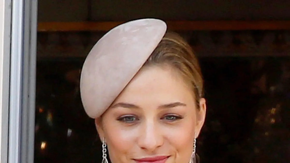 ARCHIV - Pierre Casiraghi und seine Frau Beatrice Borromeo verfolgen am 19.11.2015 die Armeeparade am Nationalfeiertag in Monaco. Die monegassische Fürstenfamilie kann sich über Nachwuchs freuen: Pierre Casiraghi (29) und seine Frau Beatrice Borromeo sind jetzt Eltern eines Sohnes, wie der Fürstenpalast von Monaco am Mittwoch mitteilte. (zu dpa "Nachwuchs in Monaco: Neuer Enkelsohn für Prinzessin Caroline" vom 01.03.2017) Foto: Sebastien Nogier/EPA/dpa +++(c) dpa - Bildfunk+++