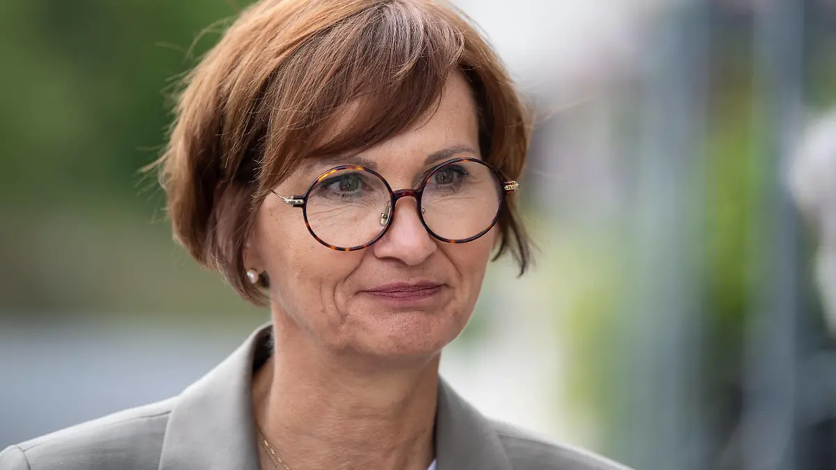  Bettina Stark-Watzinger FDP 05.05.2022, Göttingen --- Bundesbildungsministerin Bettina Stark-Watzinger FDP besucht das Max-Planck-Institut für Multidisziplinäre Naturwissenschaften. Göttingen Niedersachsen Deutschland *** Bettina Stark Watzinger FDP 05 05 2022, Göttingen Federal Minister of Education Bettina Stark Watzinger FDP visits the Max Planck Institute for Multidisciplinary Natural Sciences Göttingen Lower Saxony Germany