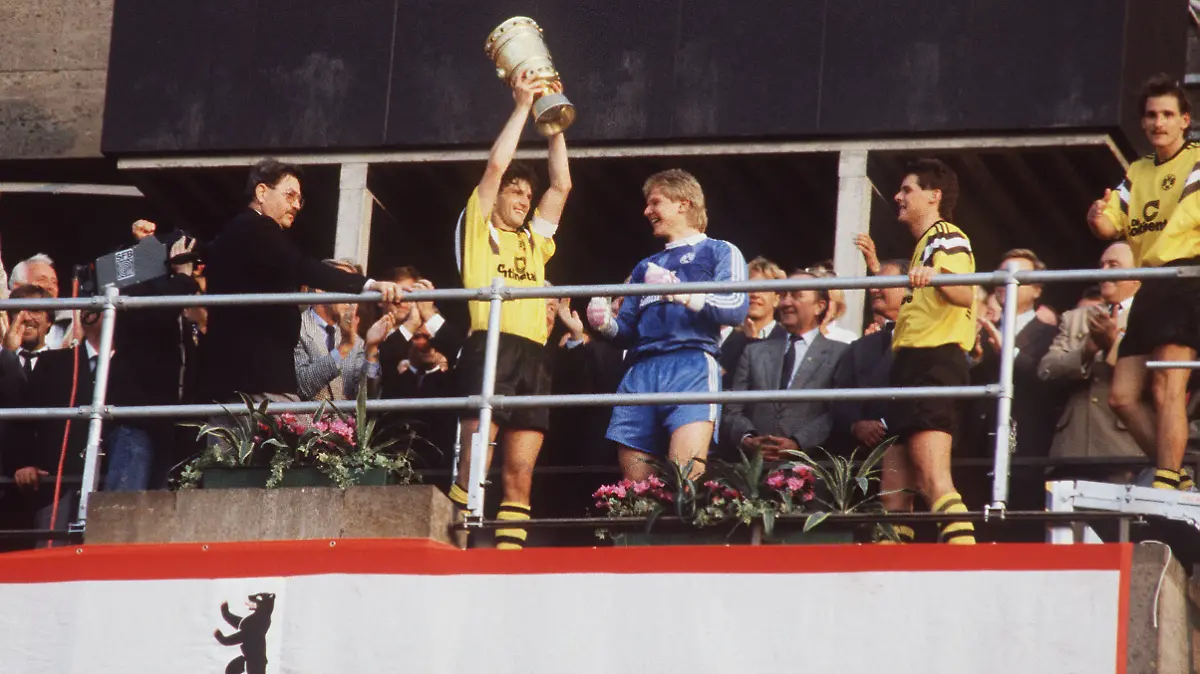Siegerehrung, der Dortmunder Mannschaftskapitaen Michael ZORC (Mitte) jubelt mit dem Pokal auf der Ehrentribuene, rechts daneben Torwart Teddy Wolfgang de BEER, Fussball, DFB-Pokal-Finale 1989 BVB Borussia Dortmund - SV Werder Bremen 4:1 am 24.06.1989 im Berliner Olympiastadion,