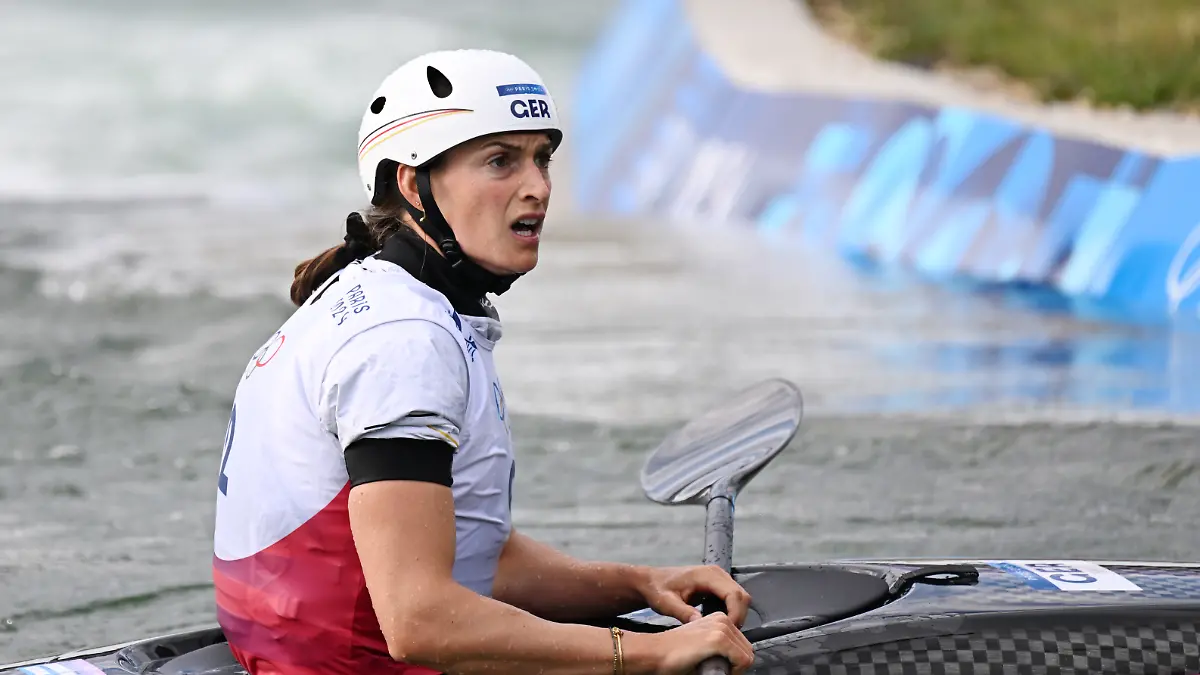 Ricarda Funk ist nach ihrem Patzer im Kajak-Finale fassungslos.