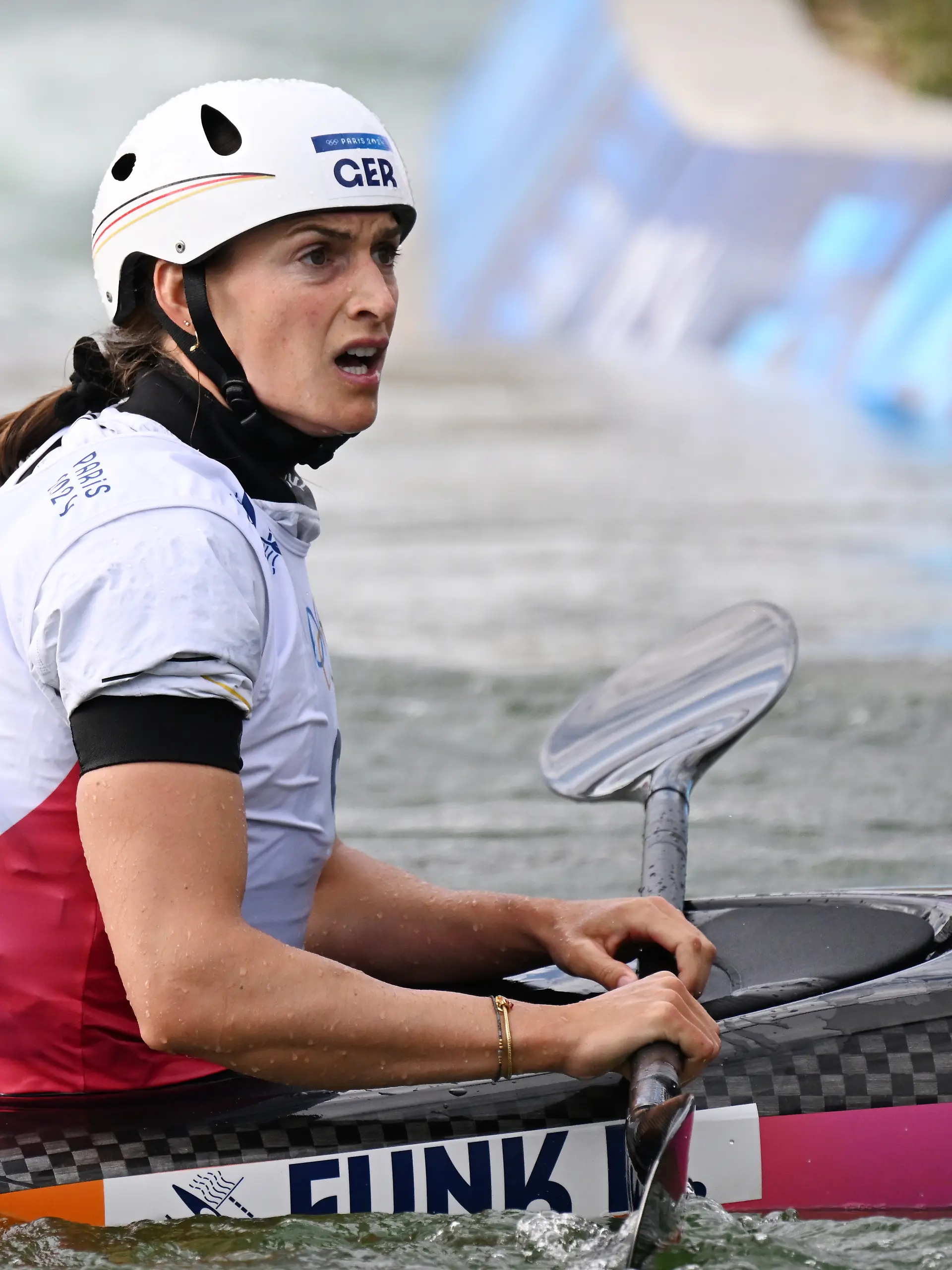 Ricarda Funk ist nach ihrem Patzer im Kajak-Finale fassungslos.