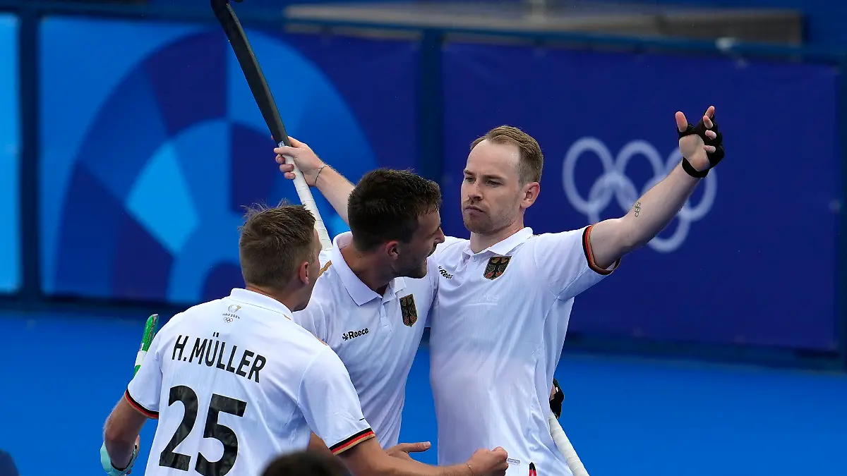 Hockey-Nationalspieler Christopher Rühr (r) schimpft über das Essen im Olympischen Dorf.