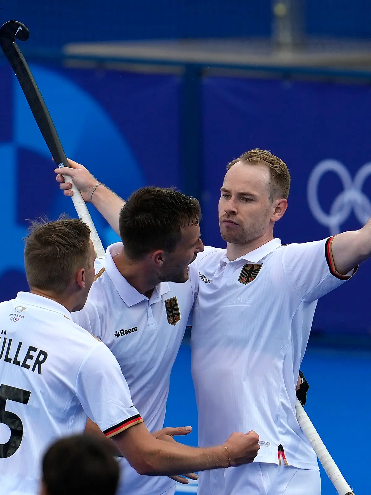 Hockey-Nationalspieler Christopher Rühr (r) schimpft über das Essen im Olympischen Dorf.
