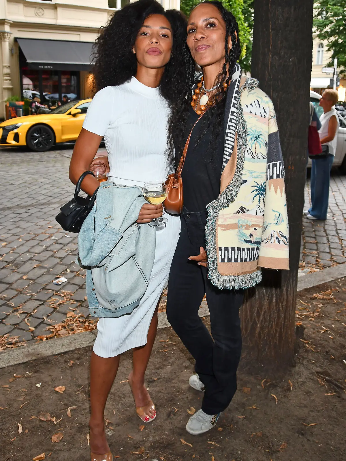 Lilian de Carvalho Monteiro und Barbara Becker zusammen in Berlin, wo sie Noahs Ausstellung besuchen.