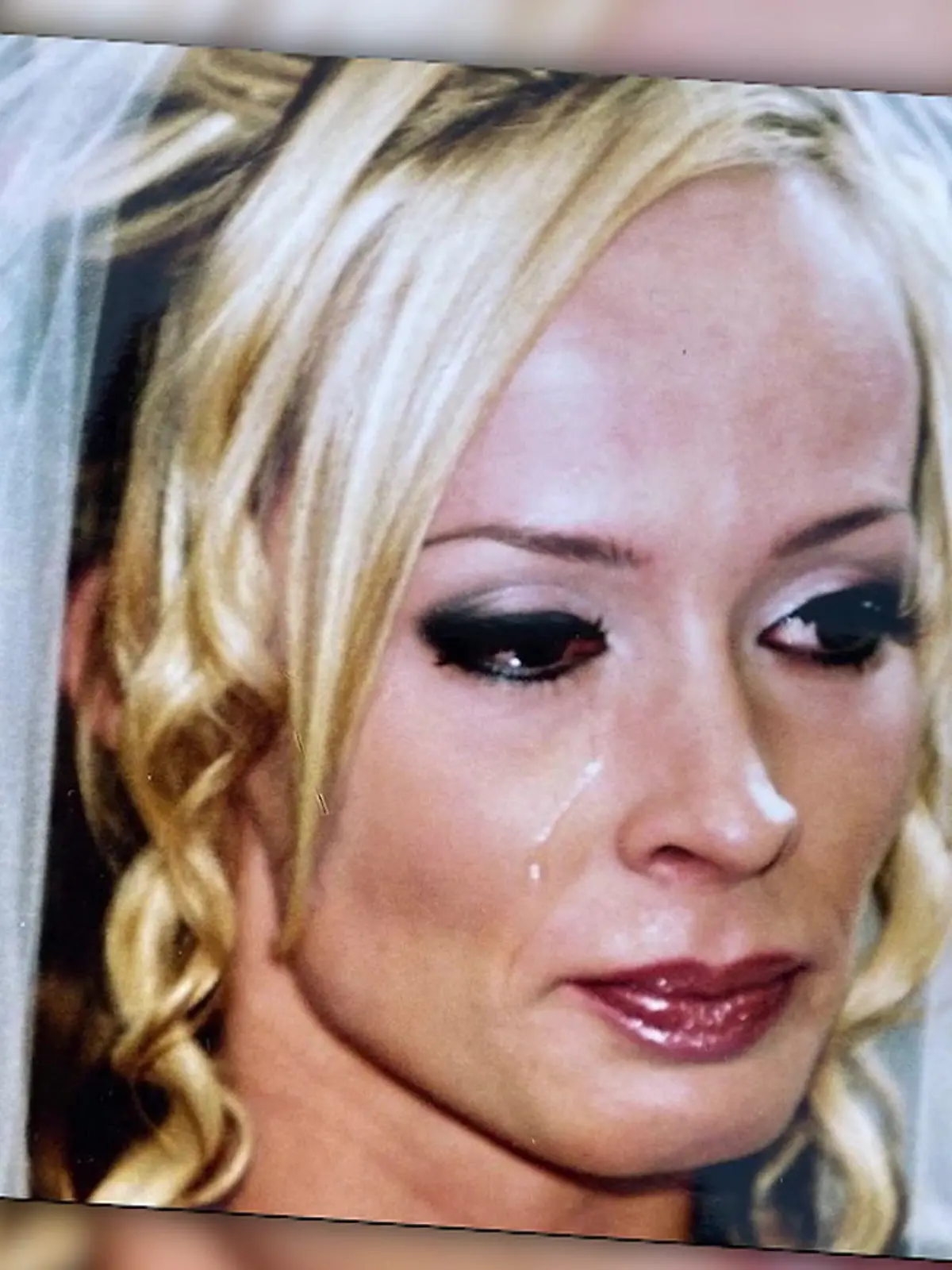 Bild zu: "Cora Schumacher als weinende Braut - Post wirft Fragen auf"