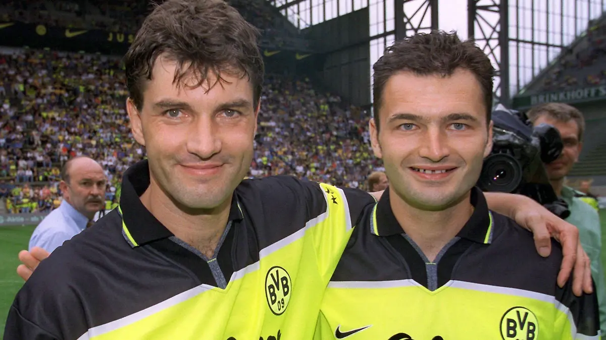 Vor seinem Abschiedsspiel am 7.8.1999 im heimischen Westfalenstadion umarmt der Dortmunder Michael Zorc (l) seinen langjährigen Mannschaftskameraden, den Schweizer Stürmer Stephane Chapuisat. Zorc beendet nach 17 Jahren seine aktive Karriere und arbeitet künftig als Sportdirektor bei Borussia, Chapuisat wechselt zurück in sein Heimatland. [dpabilderarchiv]