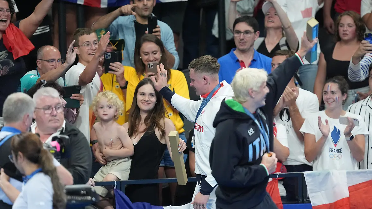 Adam Peaty feiert seine Silbermedaille mit seinem Sohn und seiner Frau.