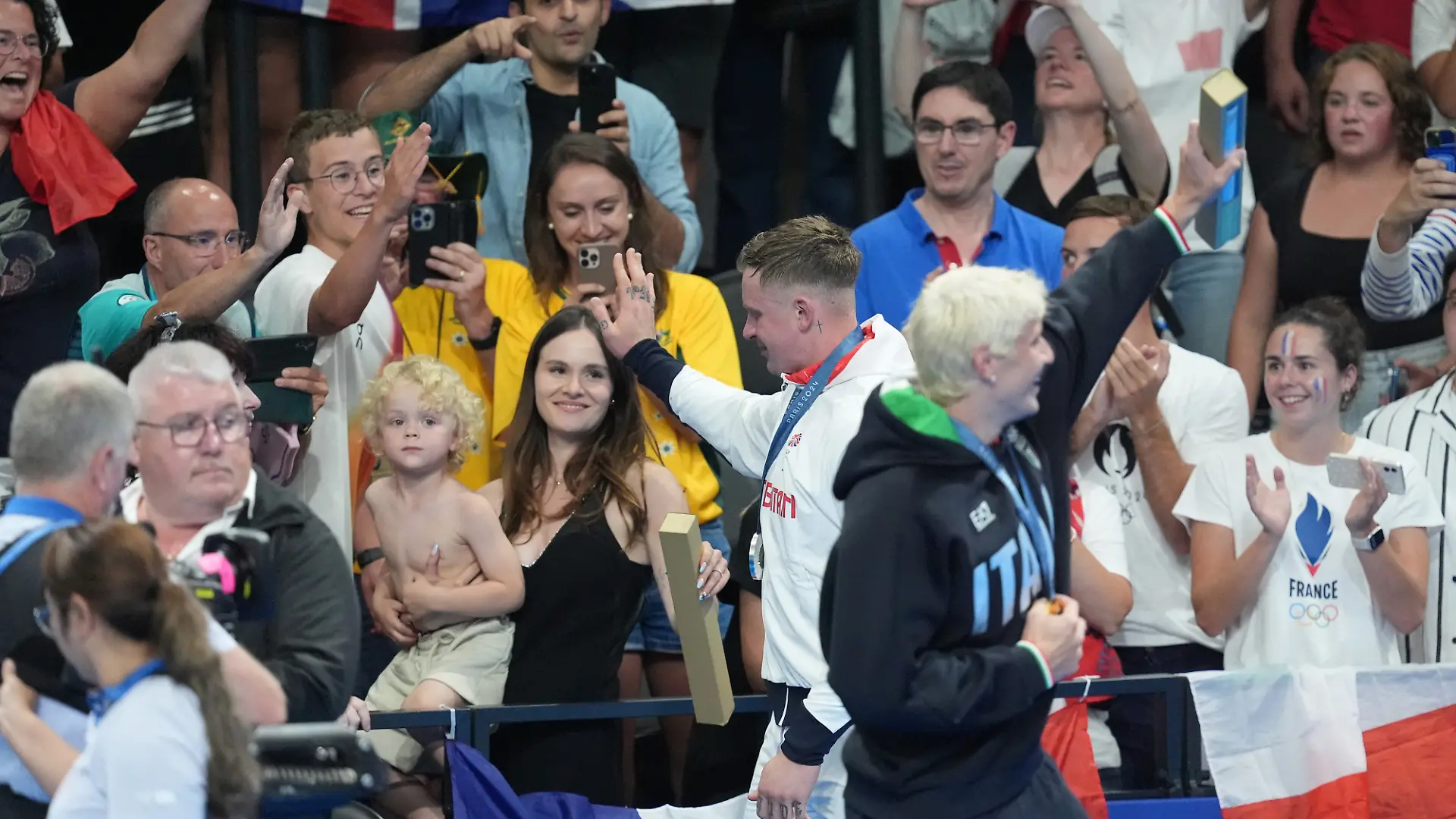 Adam Peaty feiert seine Silbermedaille mit seinem Sohn und seiner Frau.