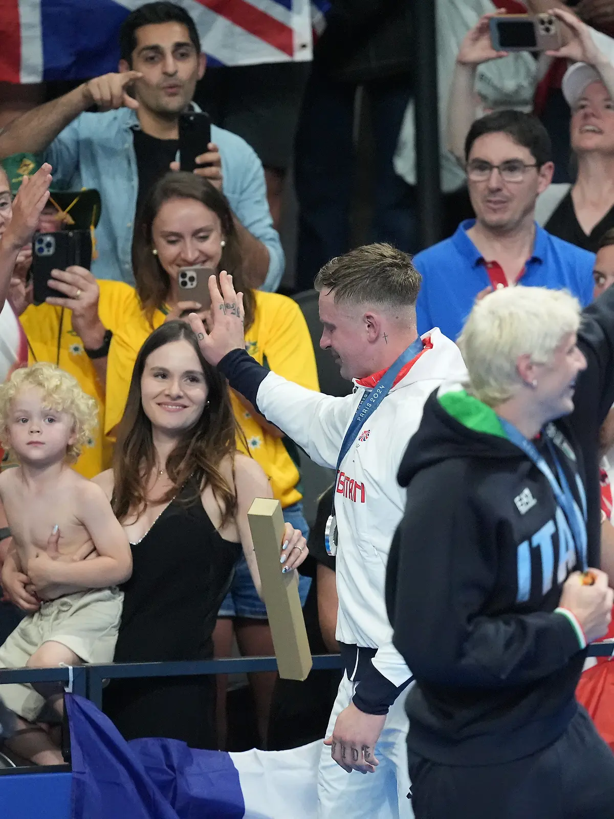 Adam Peaty feiert seine Silbermedaille mit seinem Sohn und seiner Frau.