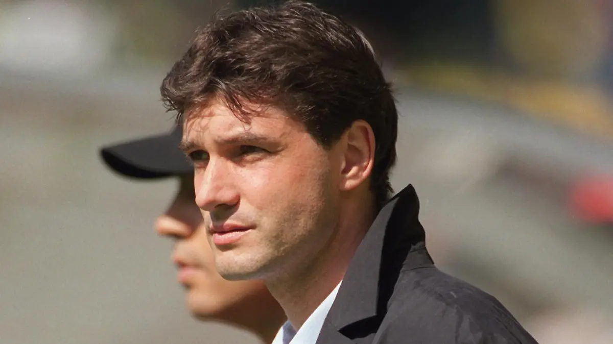 BVB-Sportdirektor Michael Zorc steht an der Seitenlinie und beobachtet das Spielfeld. Borussia Dortmund gewinnt in der 2. Runde der Fußball-Bundesliga am 21.08.1999 im heimischen Westfalen-Stadion gegen den VfL Wolfsburg mit 2:1.