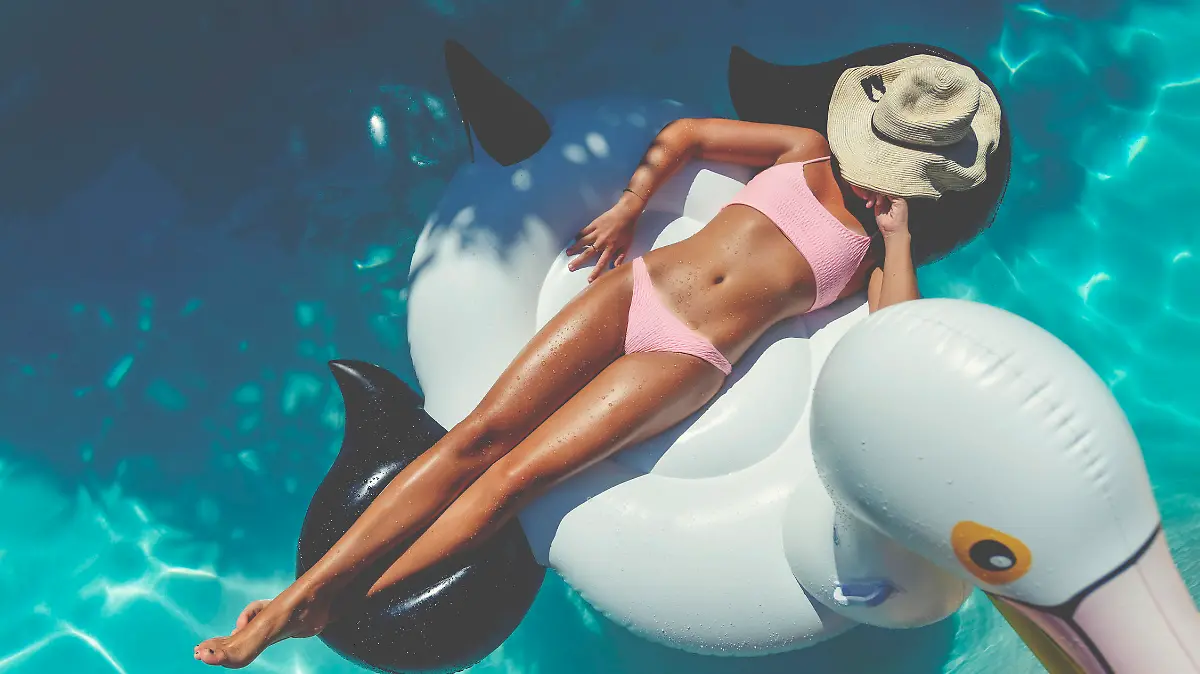 Frau in pinkem Bikini im Pool