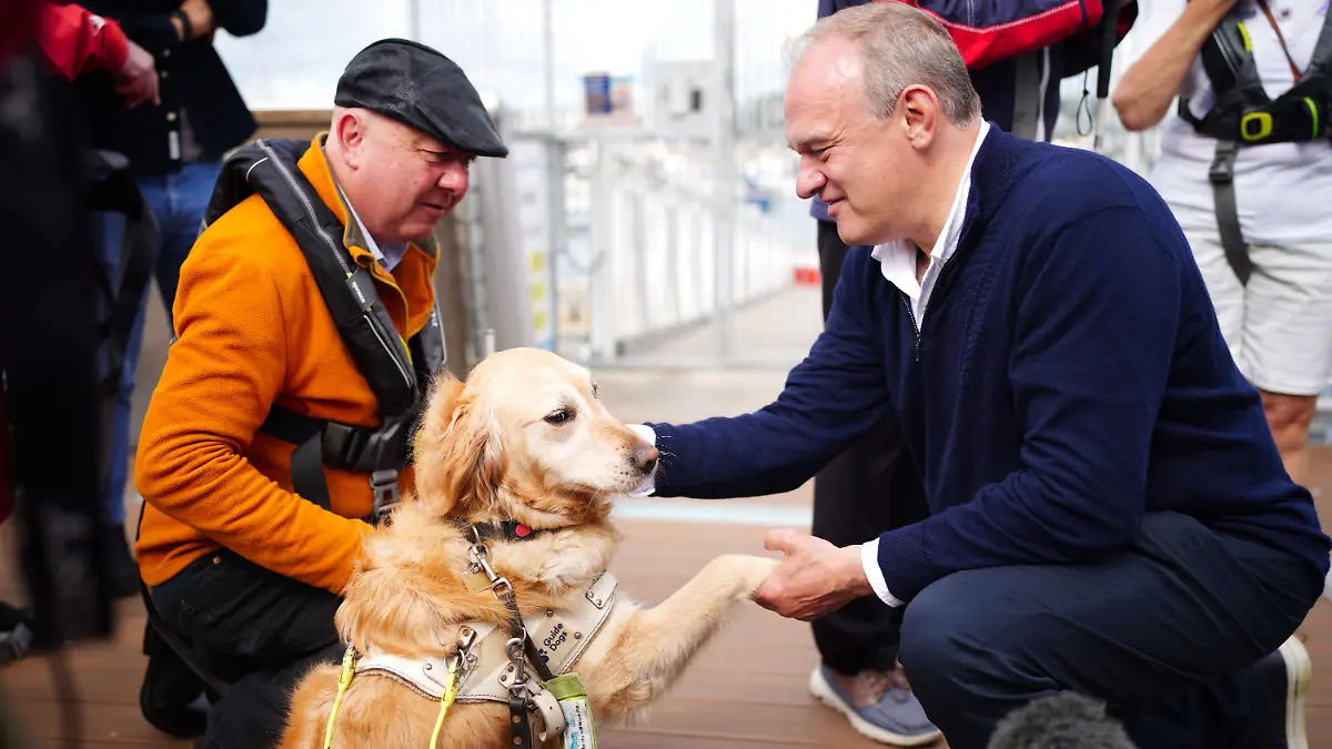 Britischer Abgeordneter Steve Darling mit Hündin Jennie
