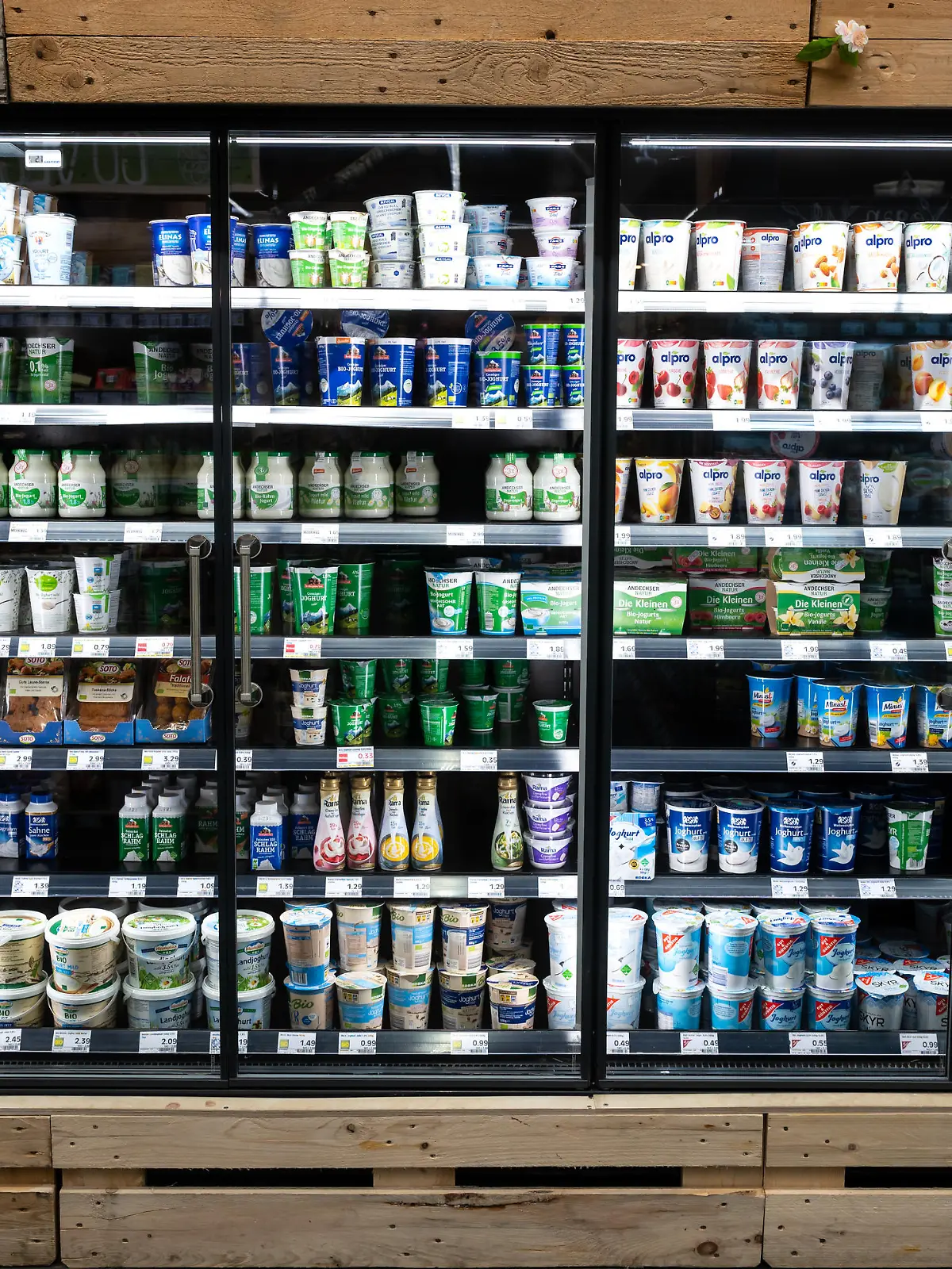 Verschiedene Milchprodukte stehen in Kühlschränken in einem Supermarkt.
