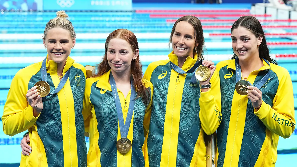 Das australische Team mit Shayna Jack, Mollie O’Callaghan, Emma McKeon und Meg Harris zeigt nach der Siegerehrung die Goldmedaille.