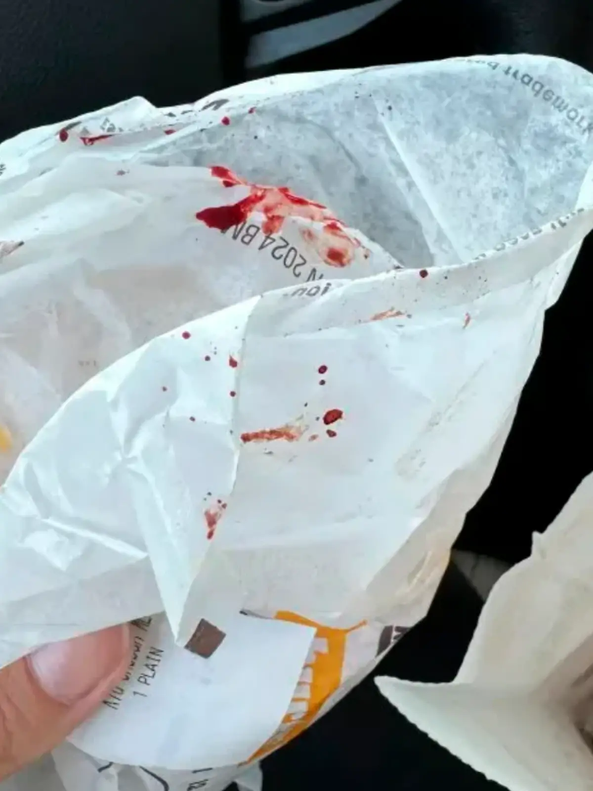 Blut an einer Burgerverpackung.