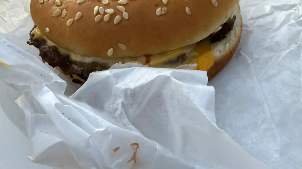 Ein Burger mit Blut dran. 