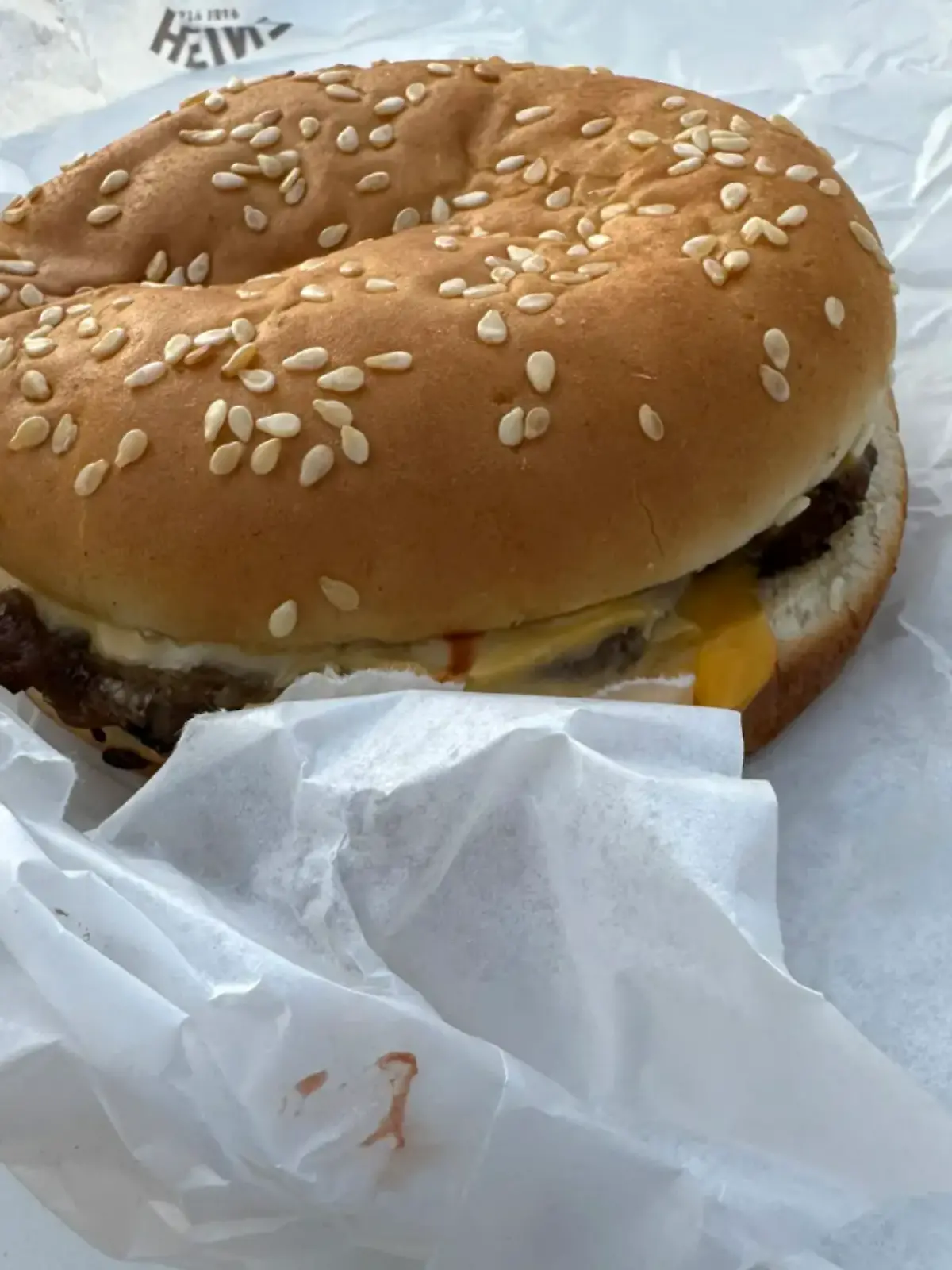 Ein Burger mit Blut dran. 