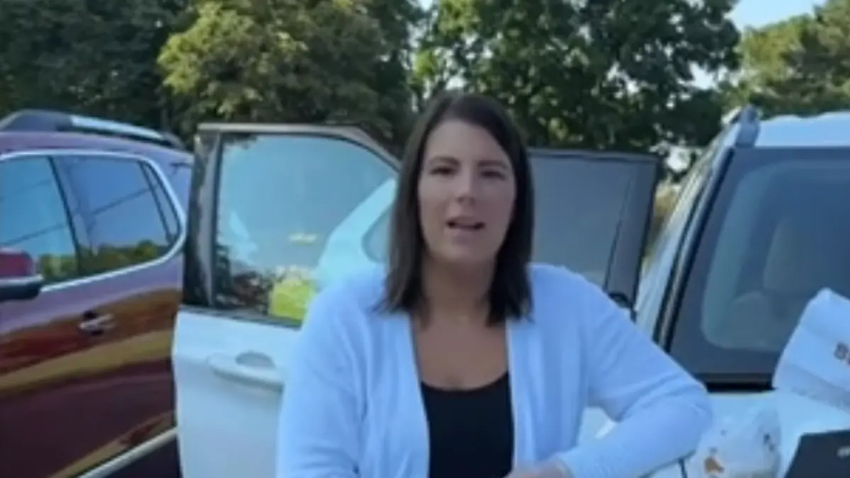 Eine Frau spricht in die Kamera. 