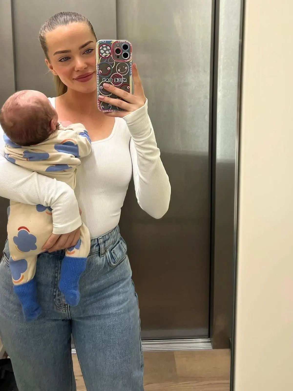 Laura Maria Rypa postet ein Selfie mit Baby Leano ruft damit die Mütter-Mafia auf den Plan.