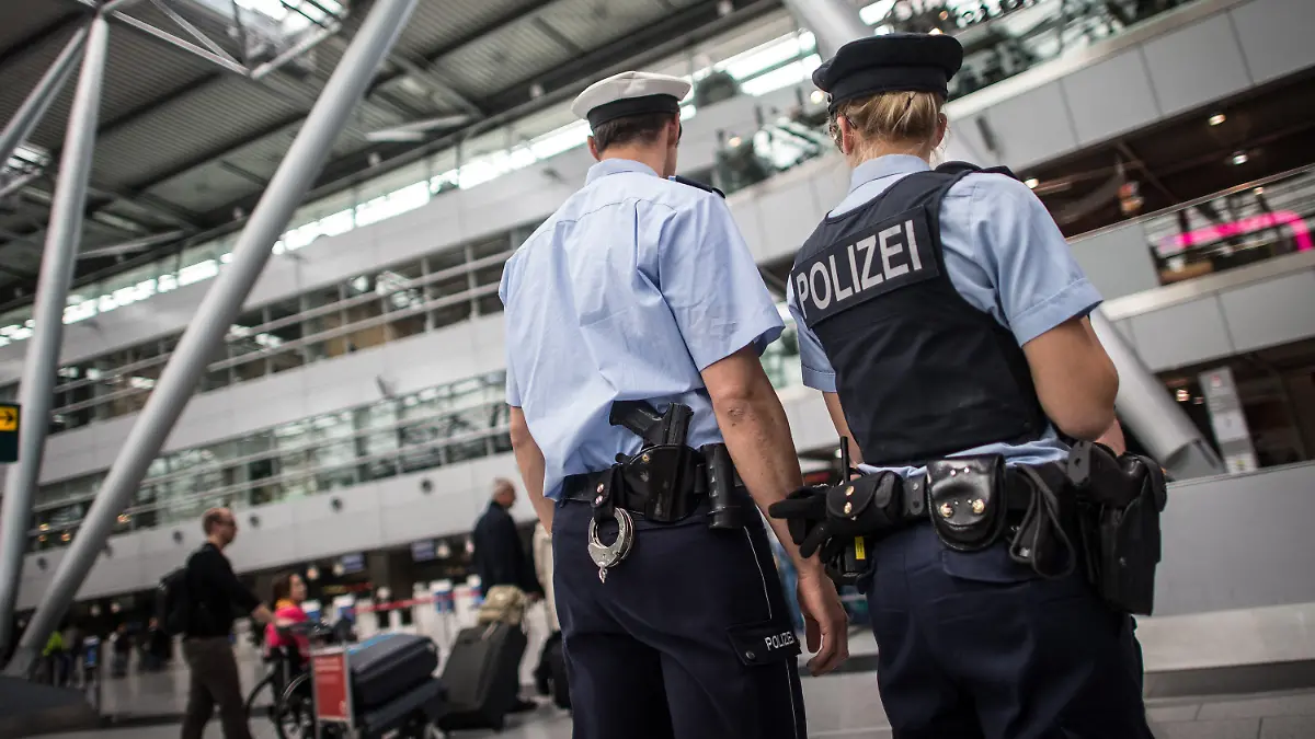 Polizei- und Sicherheitsbeamte stehen am 19.05.2015 am Flughafen in Düsseldorf (Nordrhein-Westfalen) bei einem Pressetermin zur Bekämpfung der Diebstahlkriminalität am Flughafen in der Abflughalle. Foto: Maja Hitij/dpa +++(c) dpa - Bildfunk+++