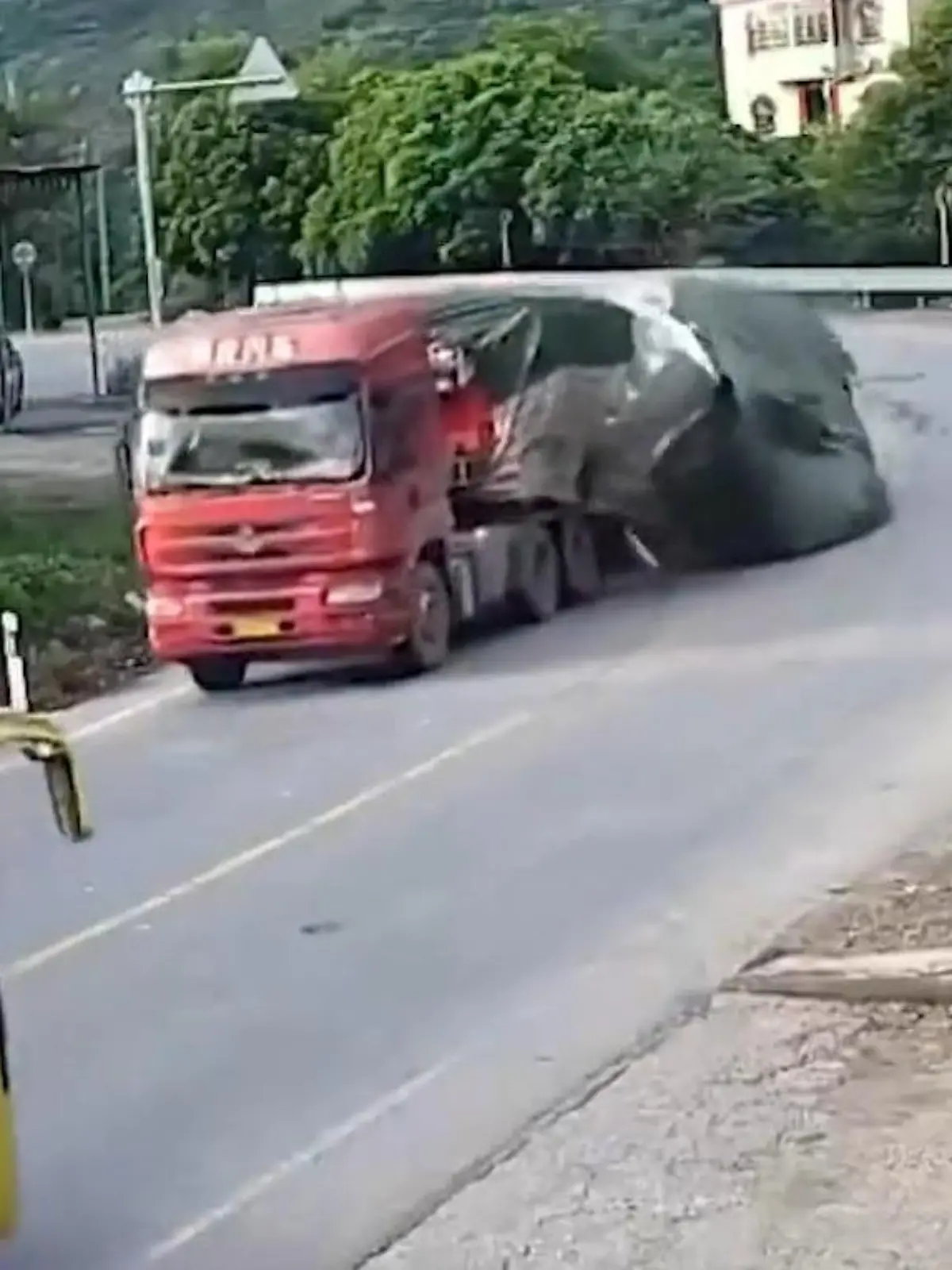 Ein Lkw-Fahrer nimmt eine Kurve zu eng und verliert seine Ladung! Dummerweise hatte er hunderte Liter Bier auf seinem Anhänger, die nun die Straße fluten.