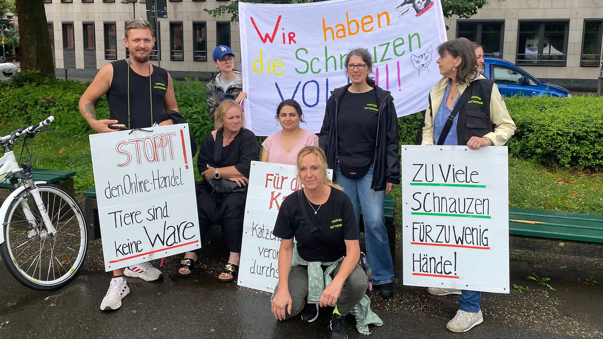 Demonstranten machen mit Schildern auf die Lage der Tierheime aufmerksam