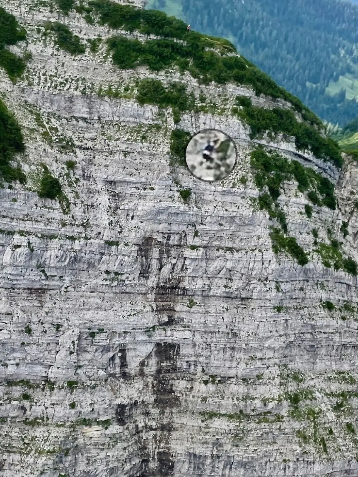 Bild zu: "Bergsteiger (61) hält sich ganze Nacht an Felswand fest – Rettung im letzten Moment"