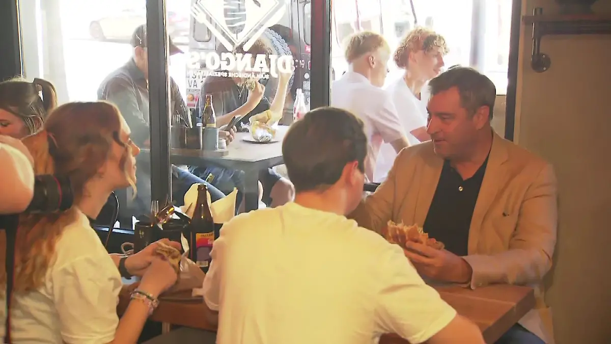 CSU-Chef Markus Söder isst mit seinen Fans Döner.