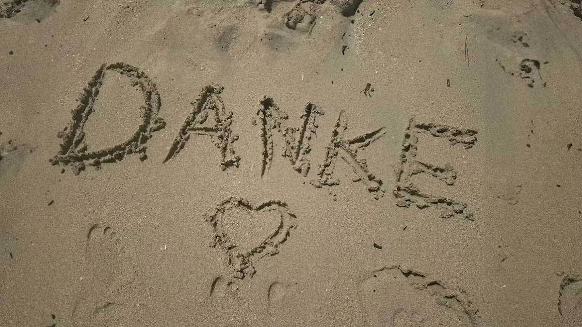 Das Mädchen sendet ein „Danke” aus dem Urlaub an ihre Unterstützer.