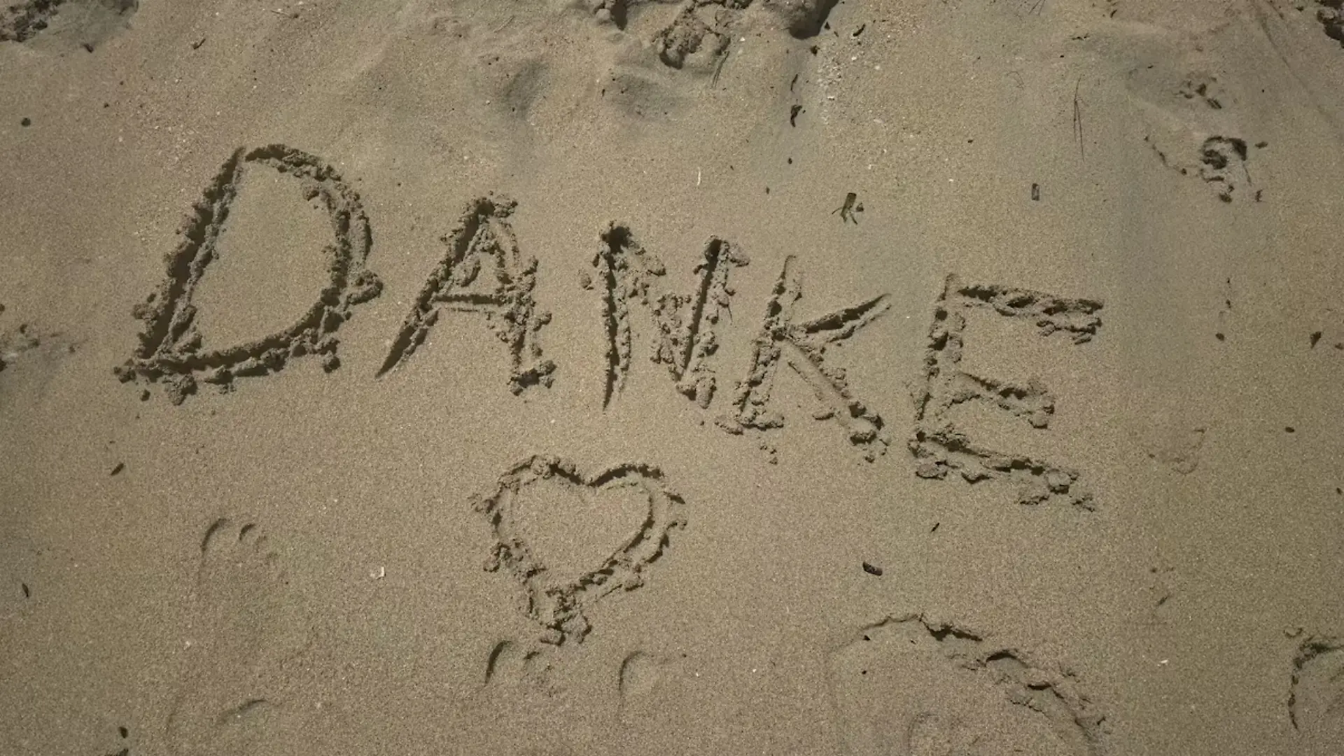 Das Mädchen sendet ein „Danke” aus dem Urlaub an ihre Unterstützer.