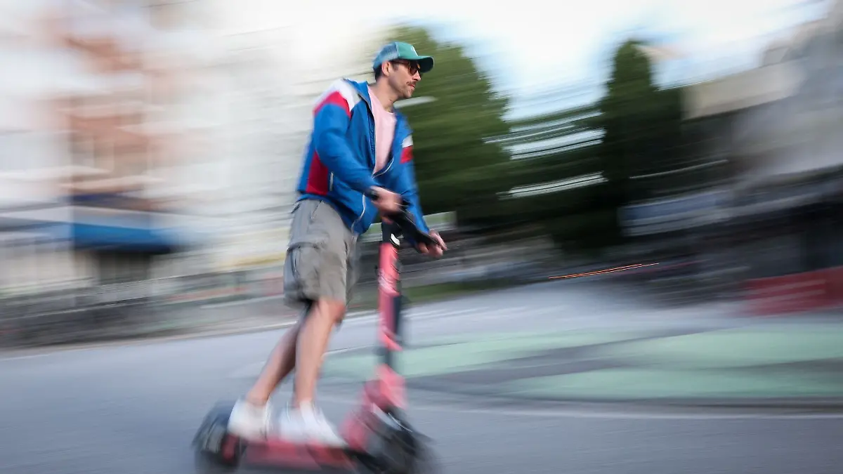 Ein Mann in Hamburg ist auf einem E-Scooter unterwegs. Die Bundesregierung plant neue Regeln zu E-Scootern.