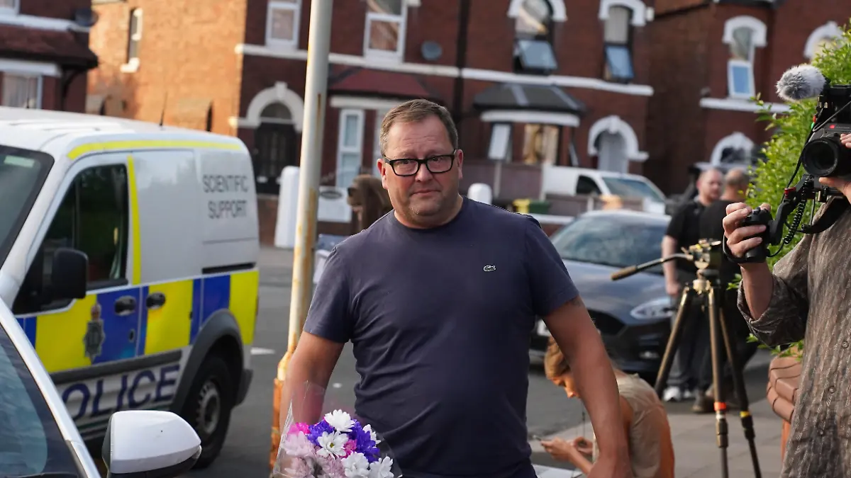 SOUTHPORT, UNITED KINGDOM - JULY 29: People lay flowers and pay their respects near the scene where an attack at a Taylor Swift themed yoga and dance workshop took place in Southport near Liverpool, United Kingdom on July 29, 2024. The North West Ambulance Service says 2 children died and 6 people are in critical condition. Ioannis Alexopoulos / Anadolu