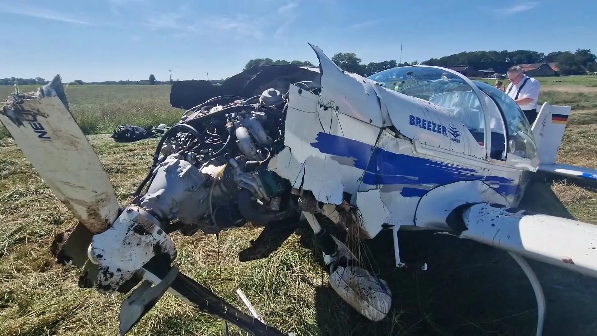 Das zertrümmerte Leichtflugzeug auf dem Acker nahe des Flughafens Ganderkesee. 