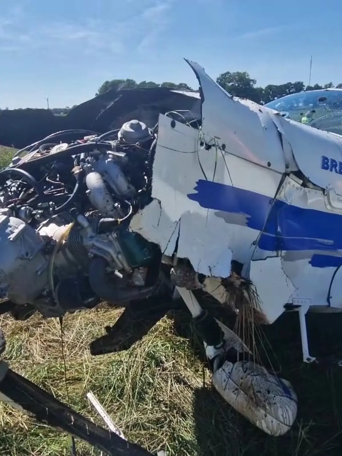 Das zertrümmerte Leichtflugzeug auf dem Acker nahe des Flughafens Ganderkesee. 