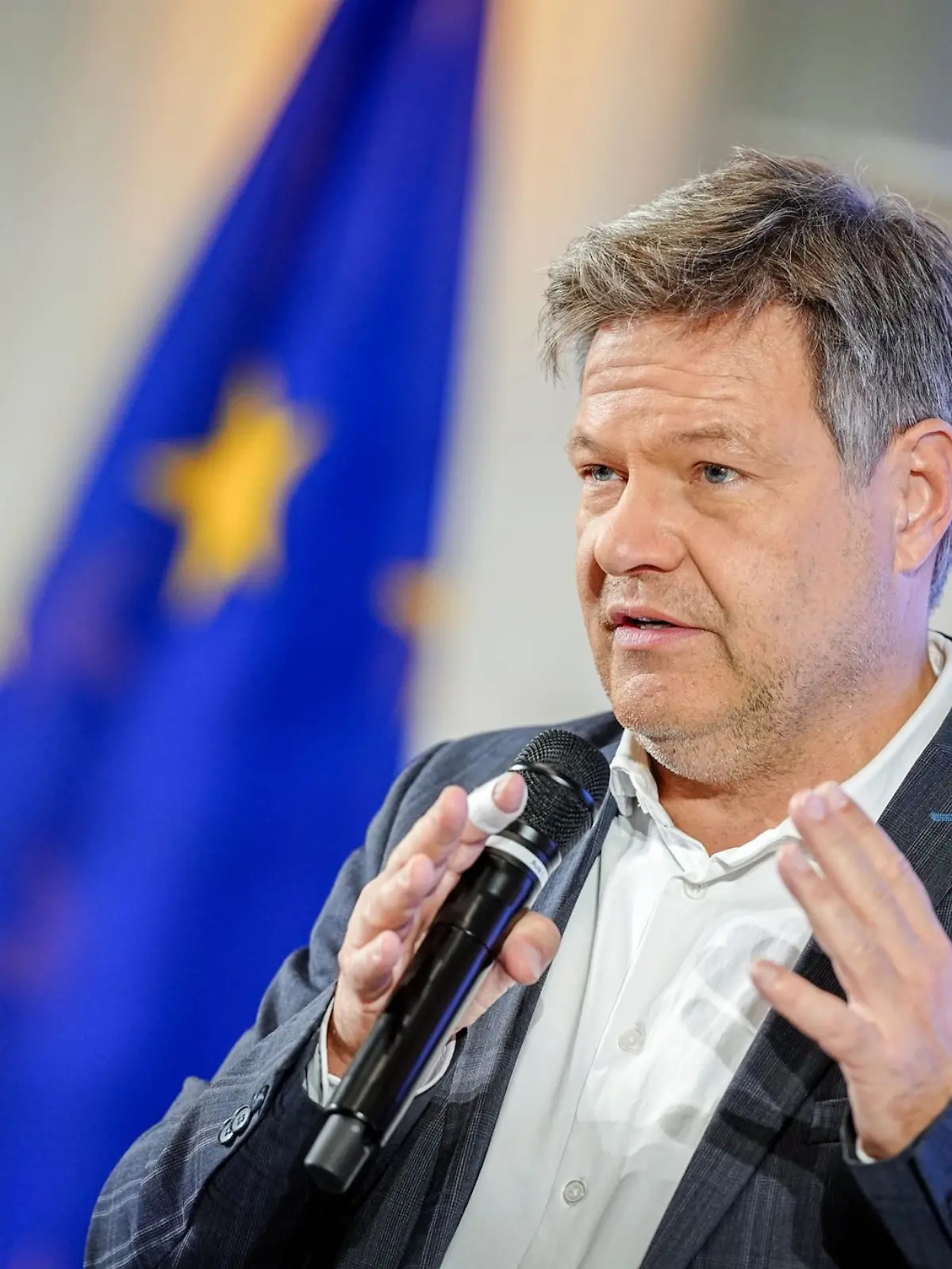 Bild zu: "Hunderte Anzeigen! Habeck wehrt sich gegen Hass-Nachrichten"