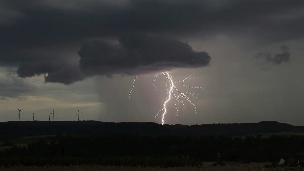 Eine Gewitterzelle mit Blitz und Donner baut sich über dem Großraum Heilbronn auf. Der Deutsche Wetterdienst kündigte Unwetter für Teile Baden-Württembergs an.