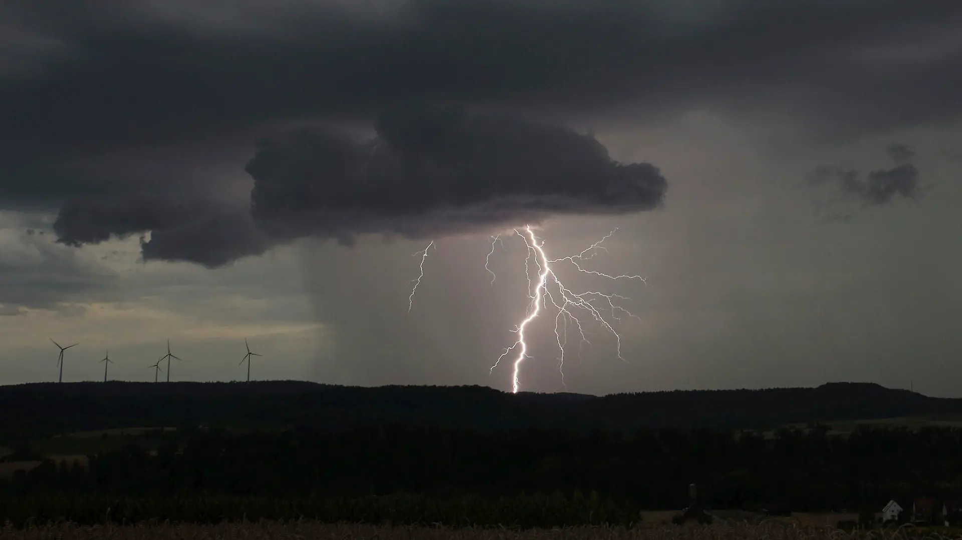 Eine Gewitterzelle mit Blitz und Donner baut sich über dem Großraum Heilbronn auf. Der Deutsche Wetterdienst kündigte Unwetter für Teile Baden-Württembergs an.