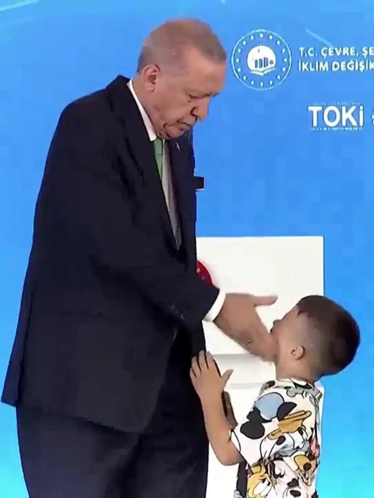 Vor laufenden Kameras: Präsident Erdogan ohrfeigt ein kleines Kind